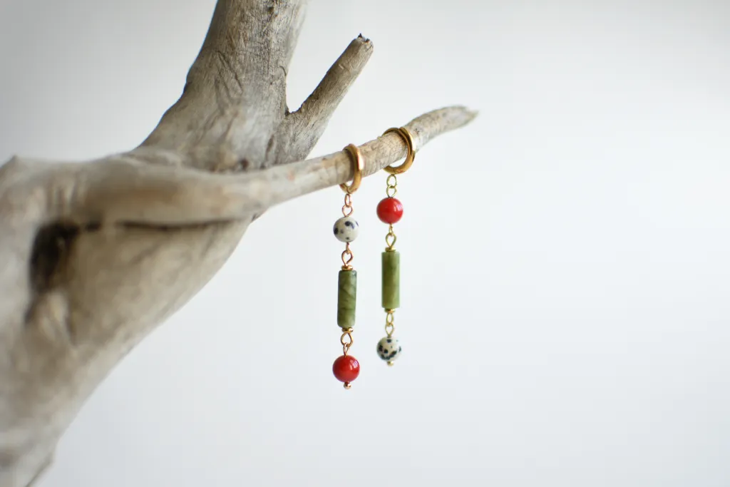 Серьги с серпентином и кораллом