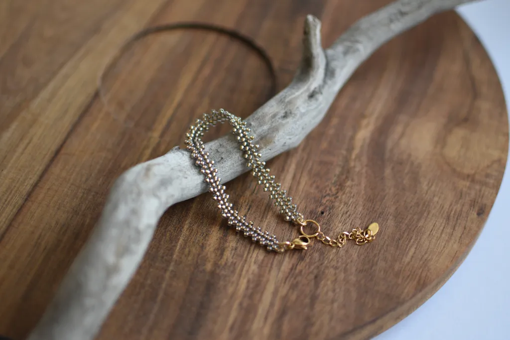 Браслет из бисера песочного цвета