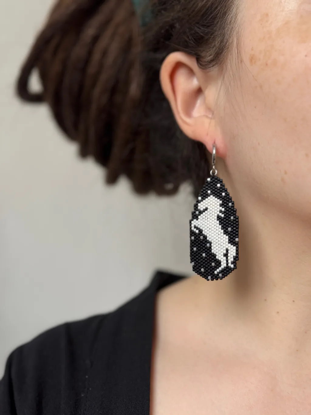 Серьги из бисера с силуэтом лошади