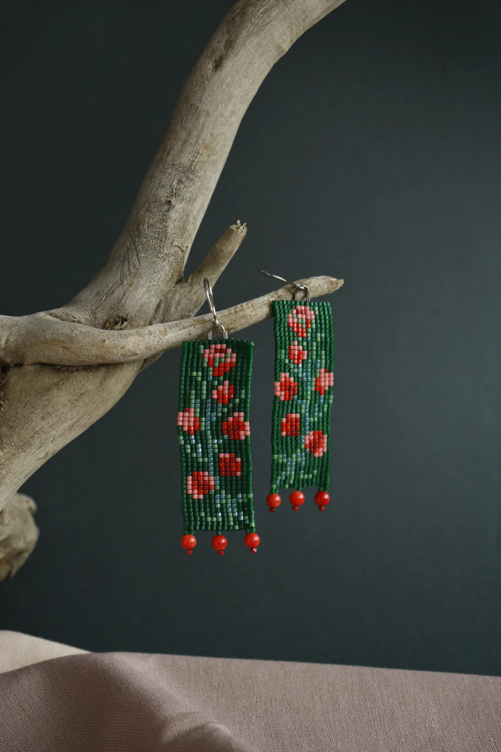 Серьги из бисера с красными цветами