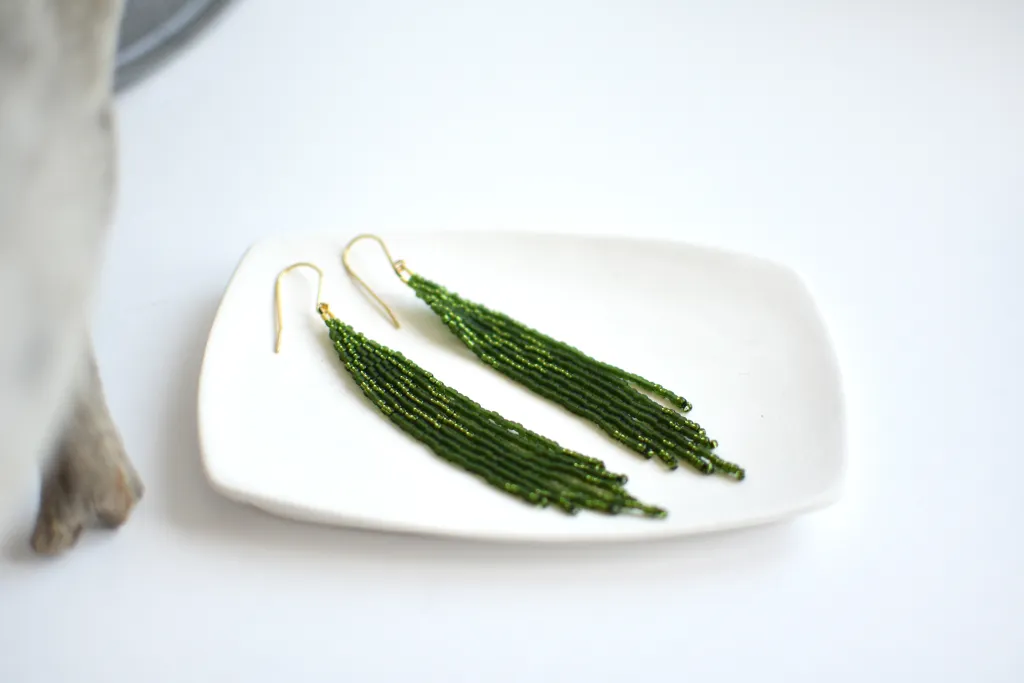 Зелёные серьги из бисера с бахромой