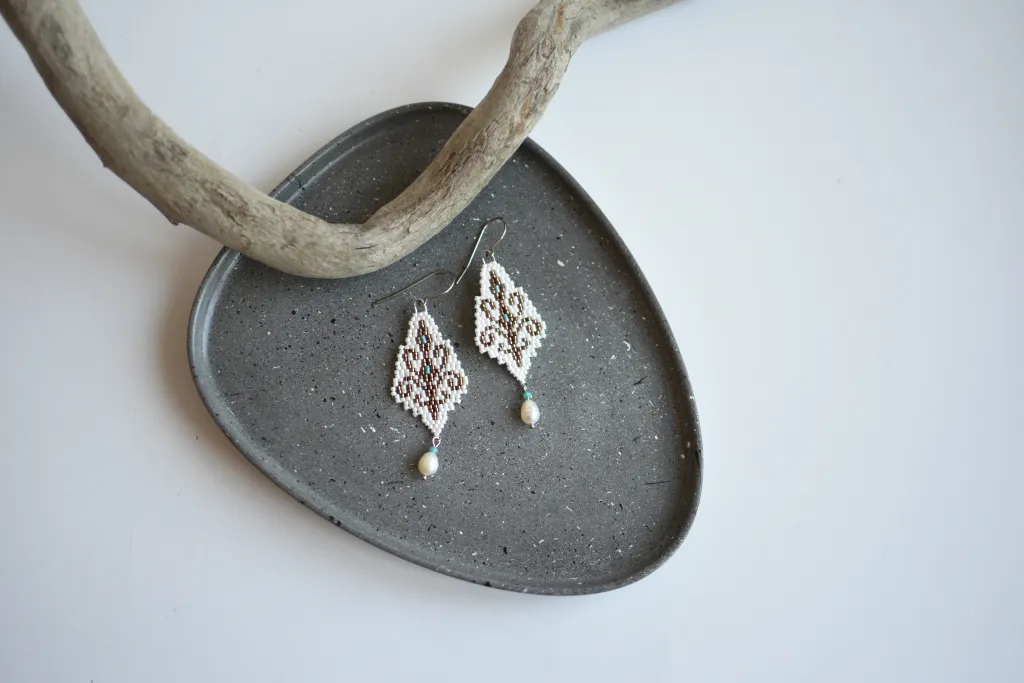 Белые серьги из бисера с жемчугом