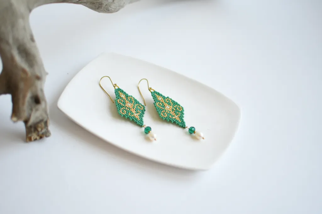 Зелёные серьги из бисера с жемчугом