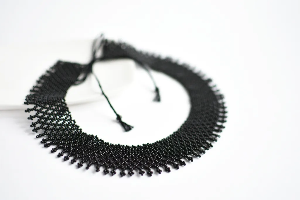 Чёрное ожерелье из бисера