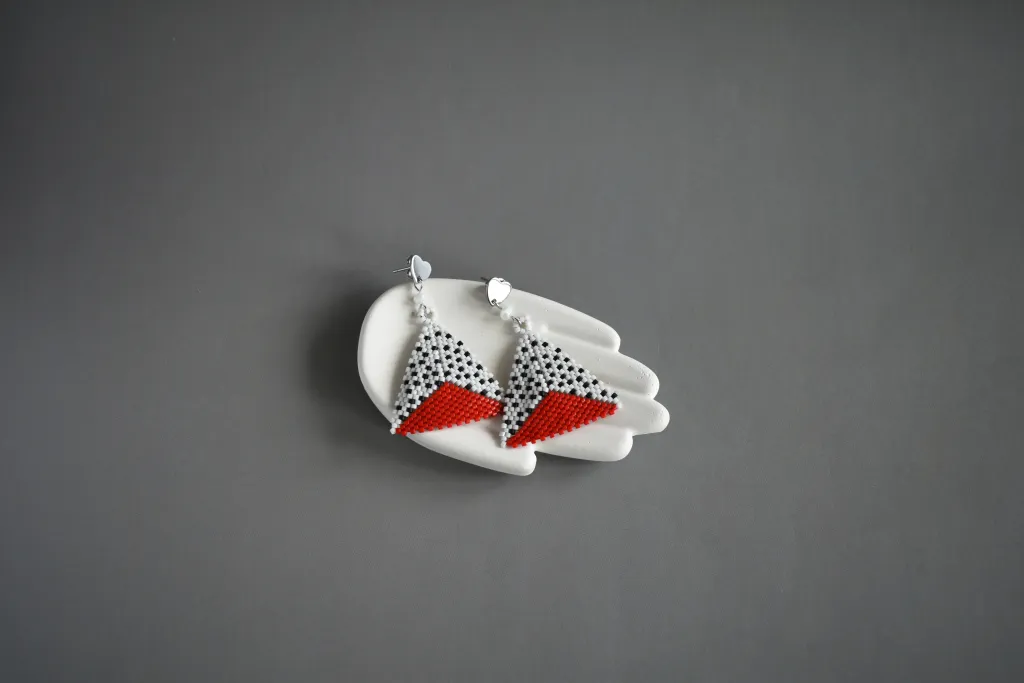 Треугольные серьги из бисера в горошек