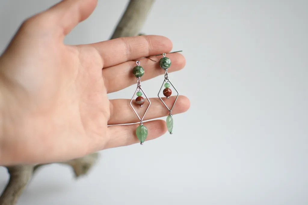 Зеленые серьги с натуральными камнями