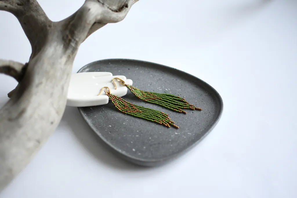 Зелёные серьги из бисера