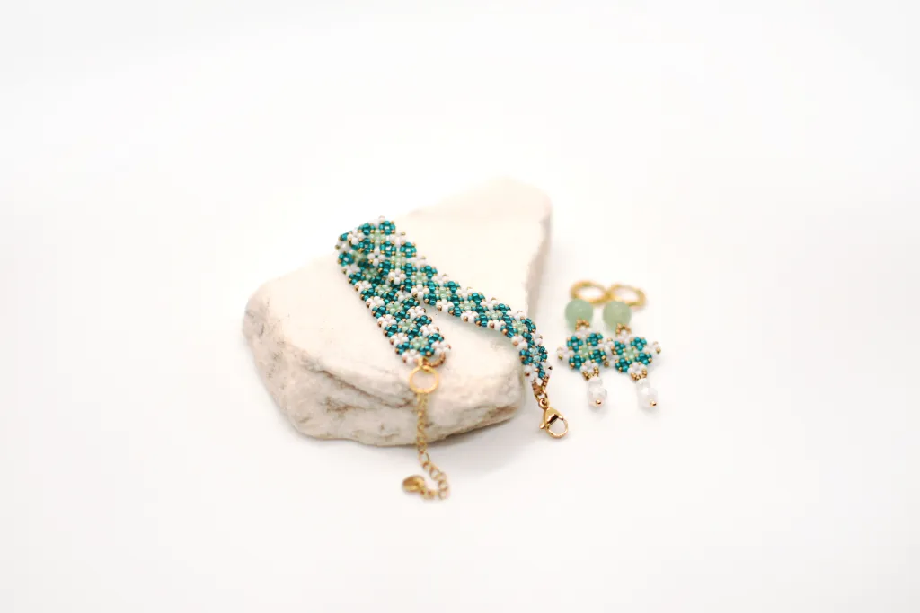 Комплект из браслета и серёжек из бисера "Сад у воды"