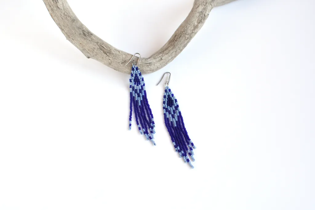 Длинные синие серьги из бисера