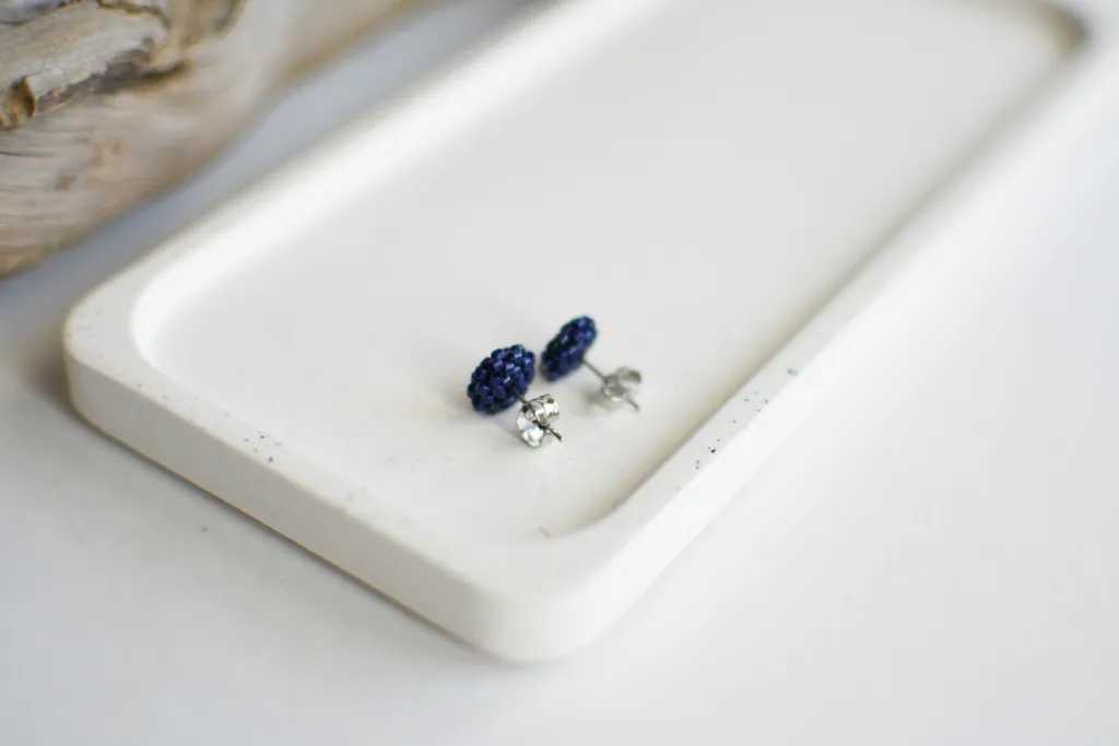 Тёмно-синие серьги-гвоздики из бисера