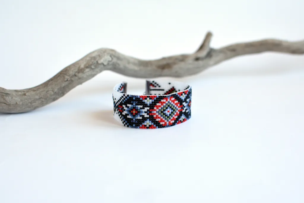 Широкий браслет из бисера в этно стиле