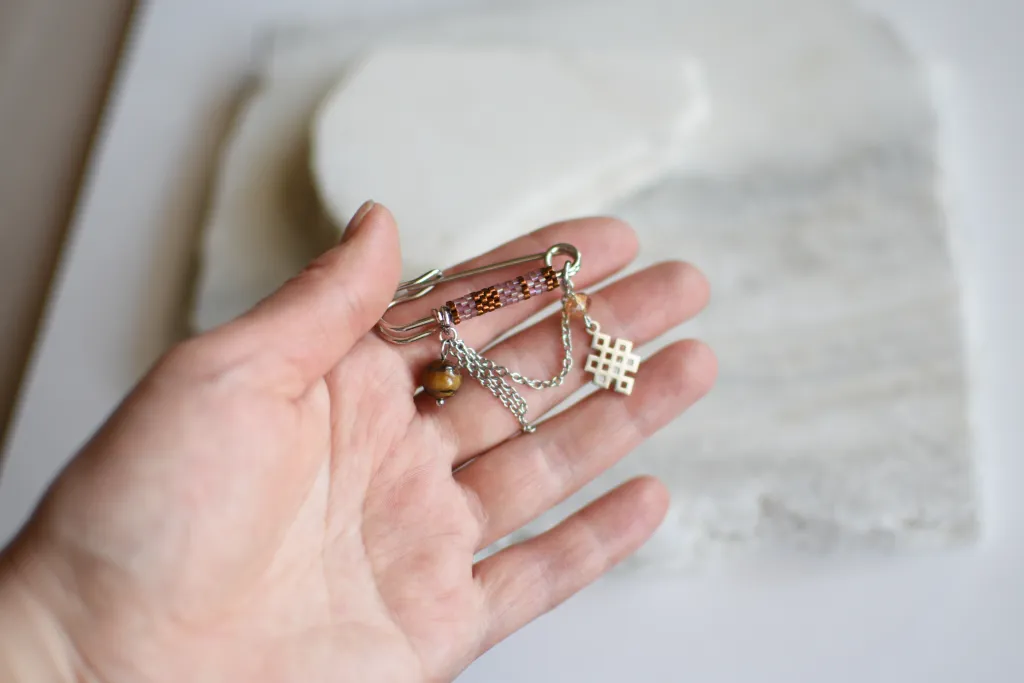 Брошь-булавка "Улзы" с тигровым глазом