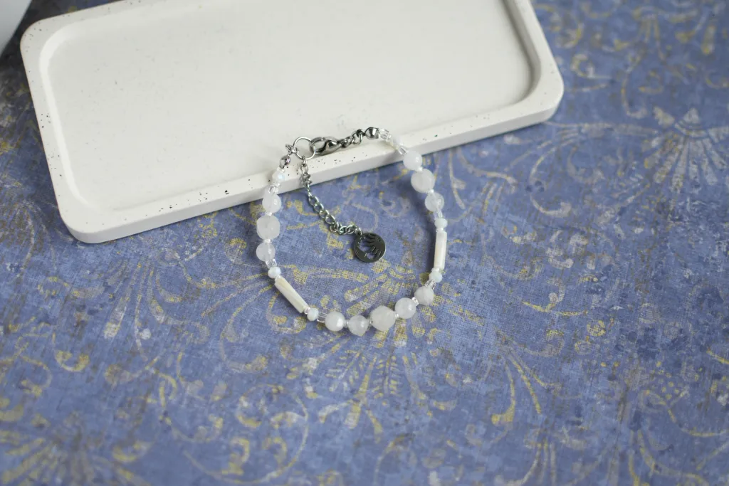 Браслет с белым кварцем