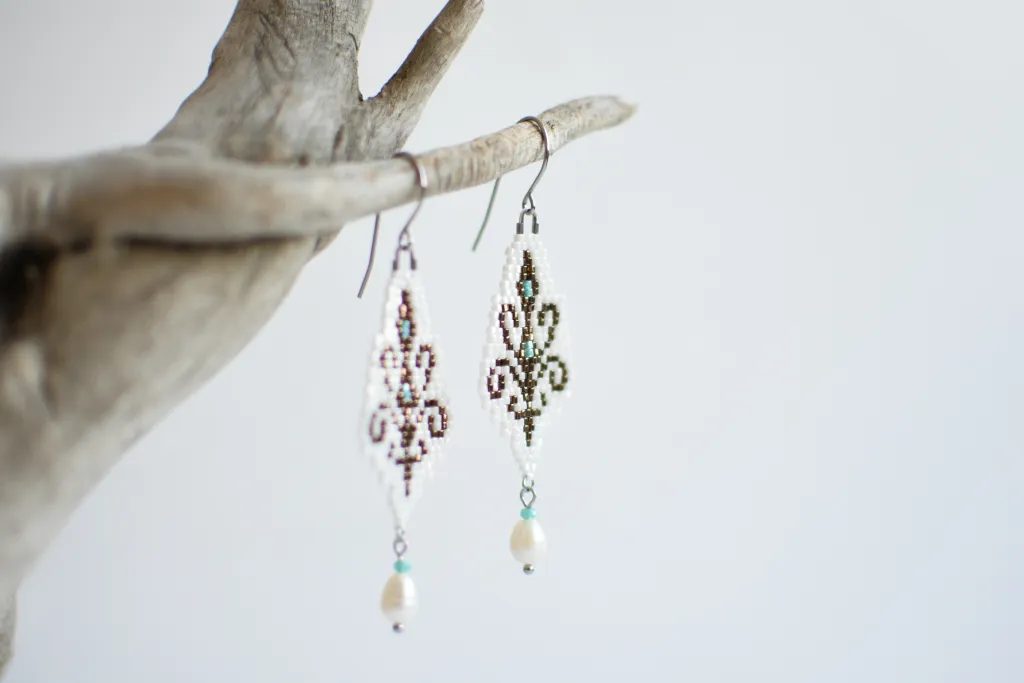 Белые серьги из бисера с жемчугом