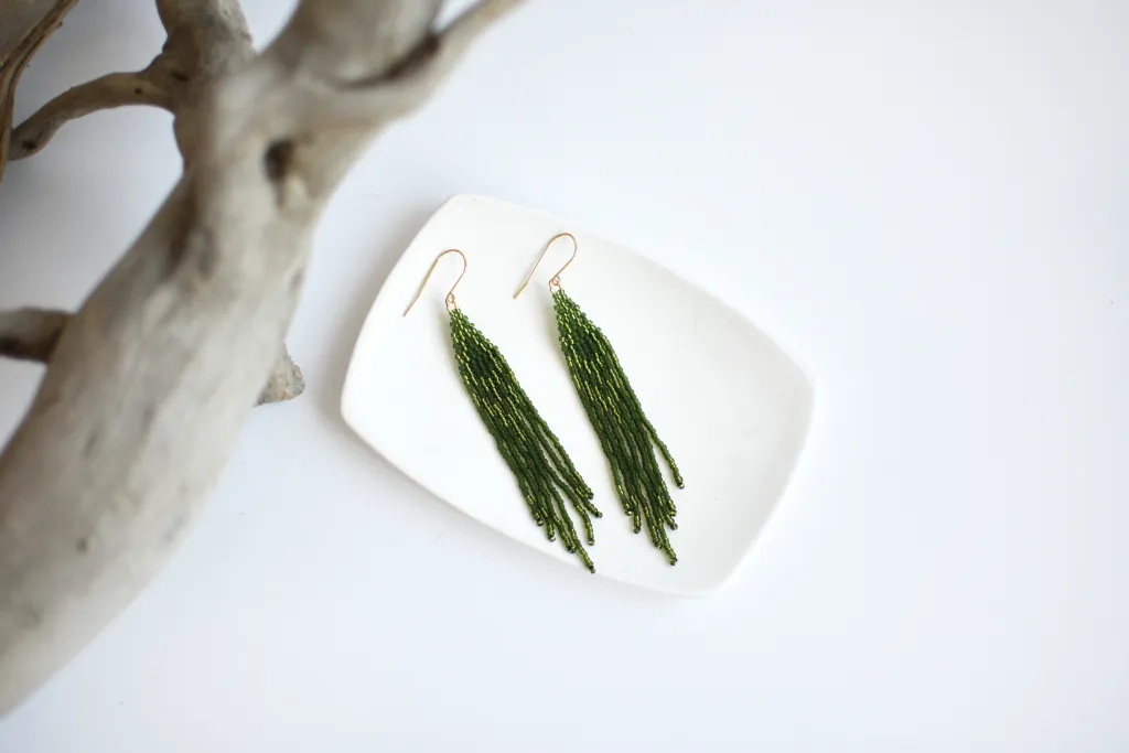 Зелёные серьги из бисера с бахромой