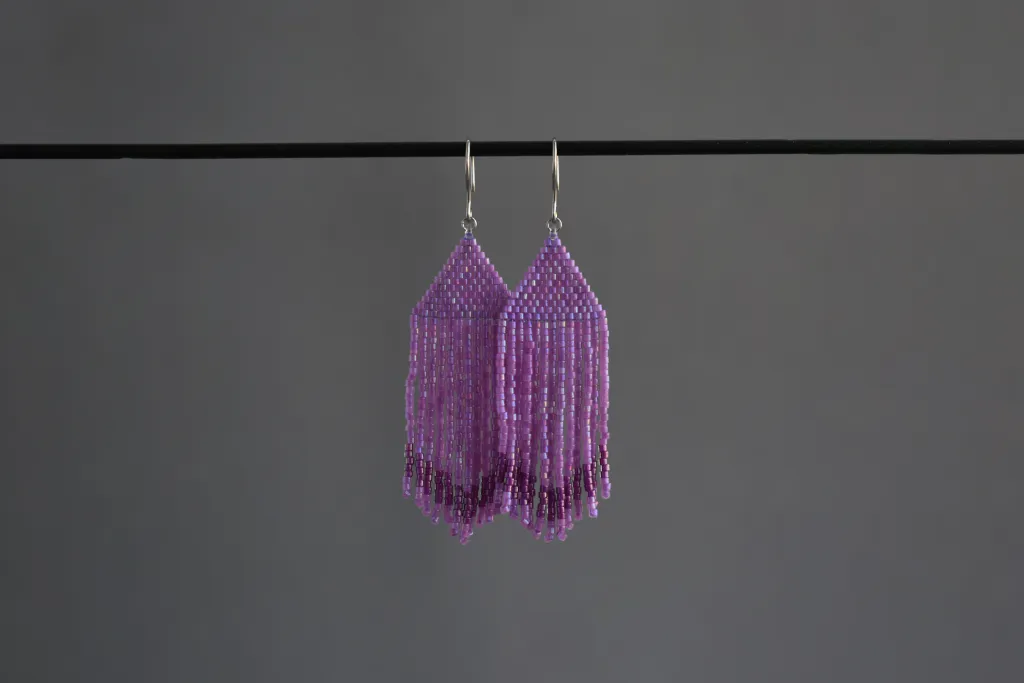 Серьги из бисера с бахромой цвета фуксия