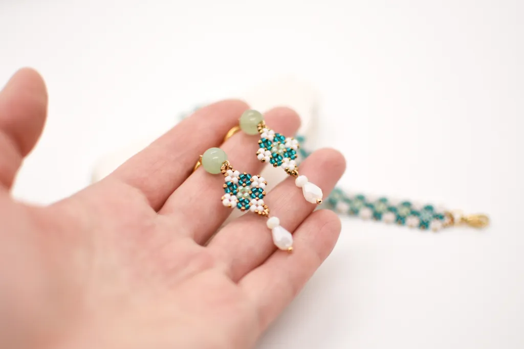 Комплект из браслета и серёжек из бисера "Сад у воды"