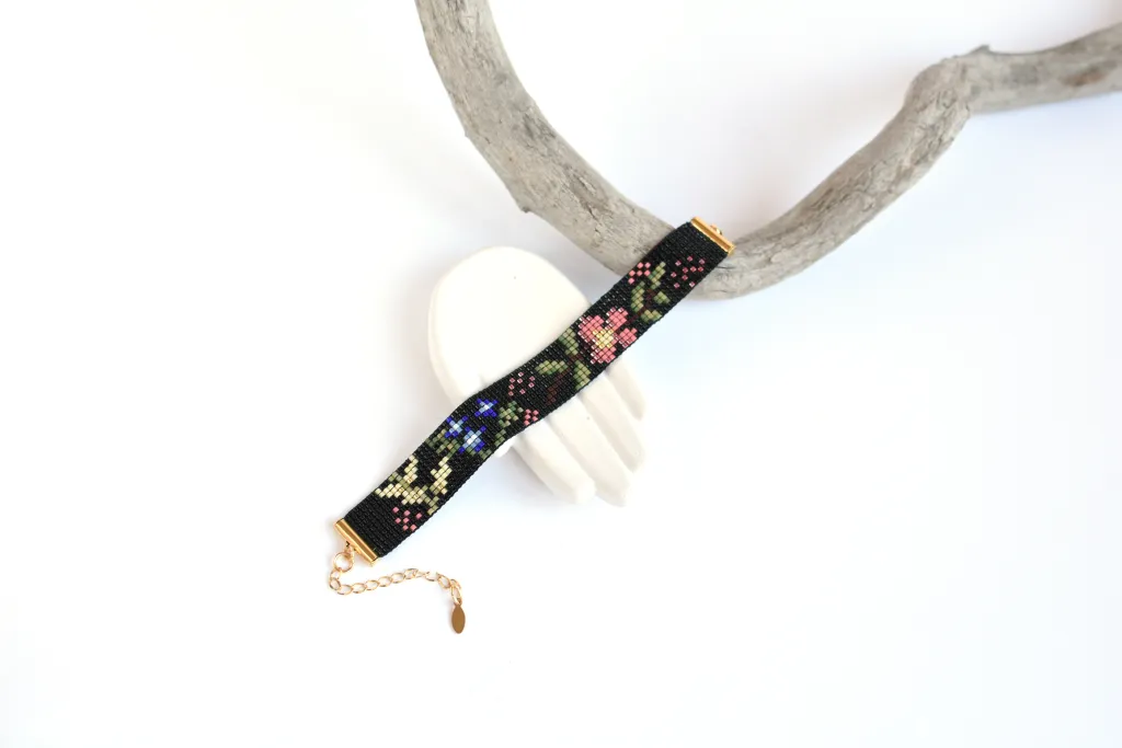 Цветочный браслет из бисера