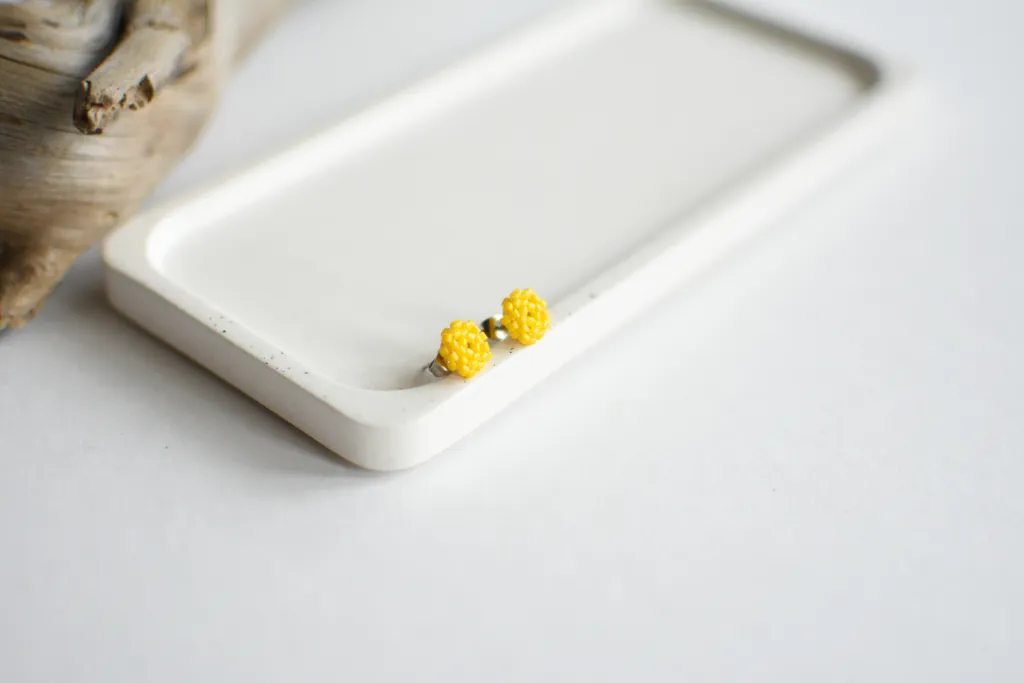 Жёлтые серьги-гвоздики из бисера