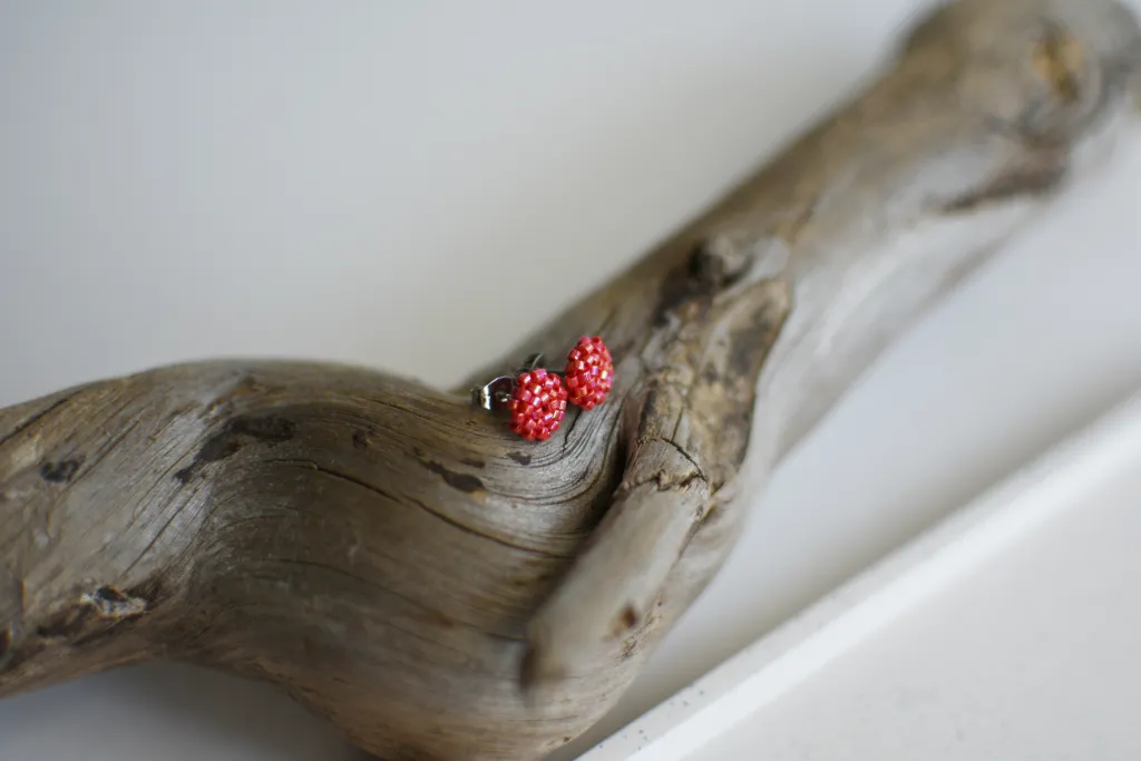 Малиновые серьги-гвоздики из бисера