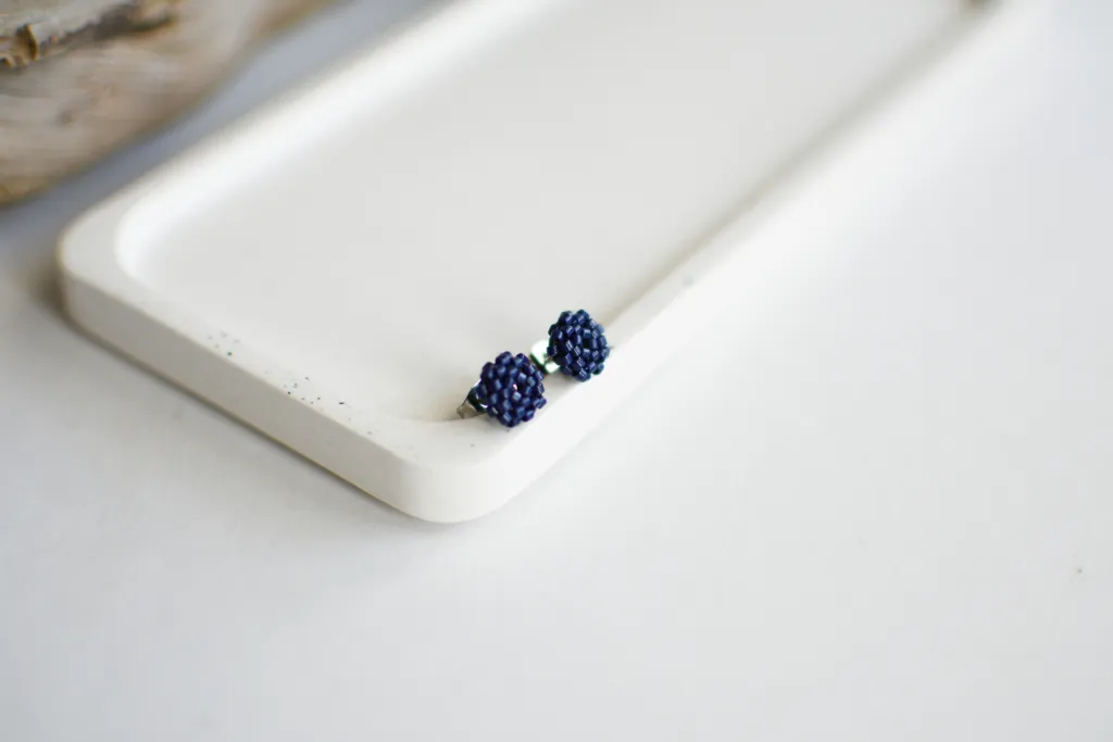 Тёмно-синие серьги-гвоздики из бисера