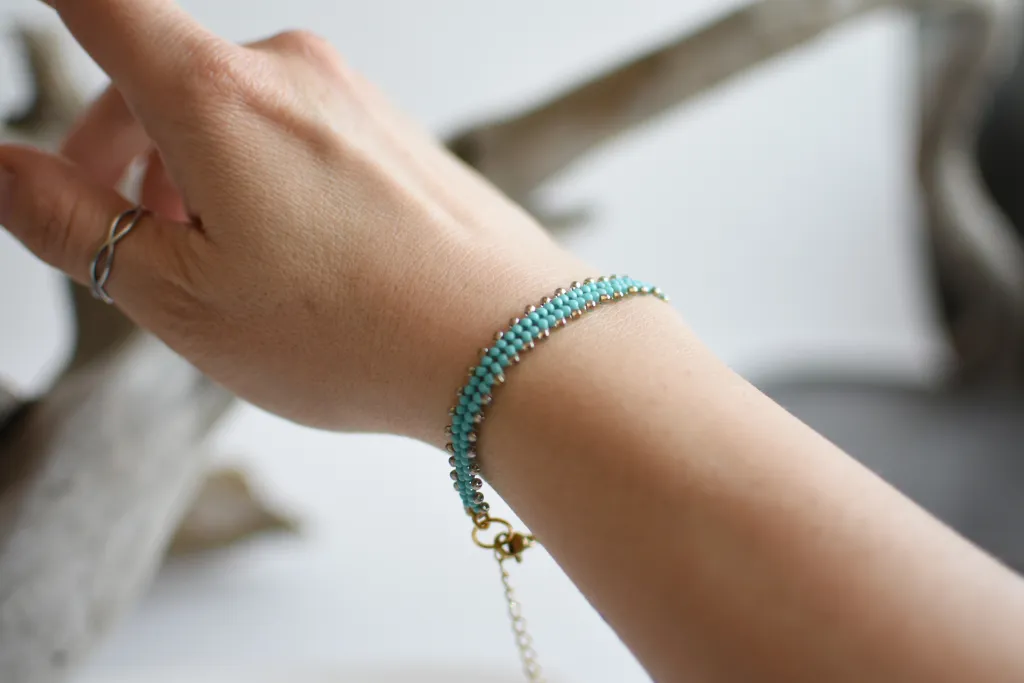 Бирюзовый браслет из бисера
