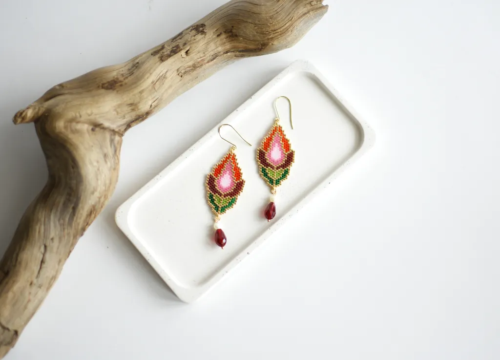 Серьги из бисера "Витражные тюльпаны" красные