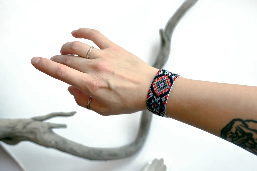 Широкий браслет из бисера в этно стиле