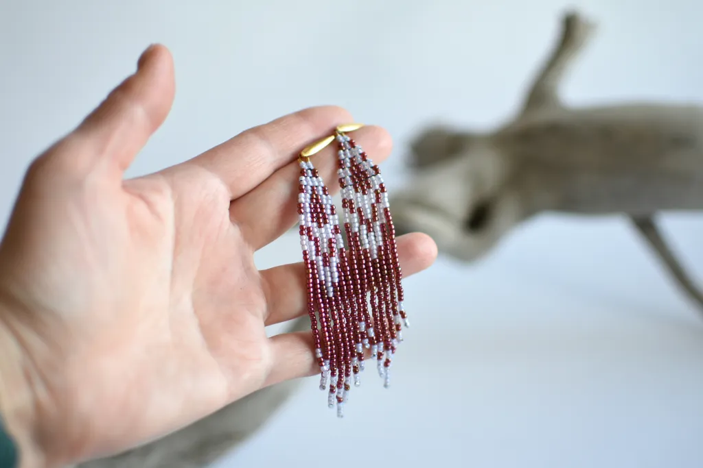 Красно-сиреневые серьги из бисера