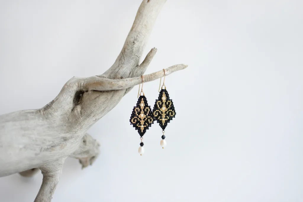 Чёрные серьги из бисера с жемчугом
