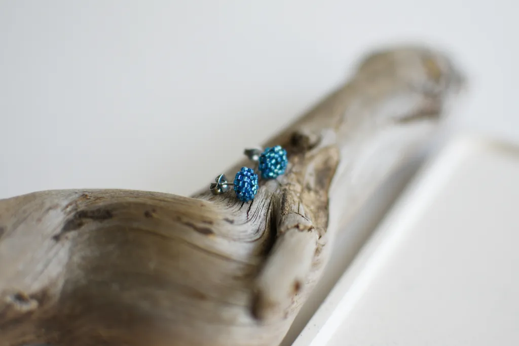 Голубые серьги-гвоздики из бисера