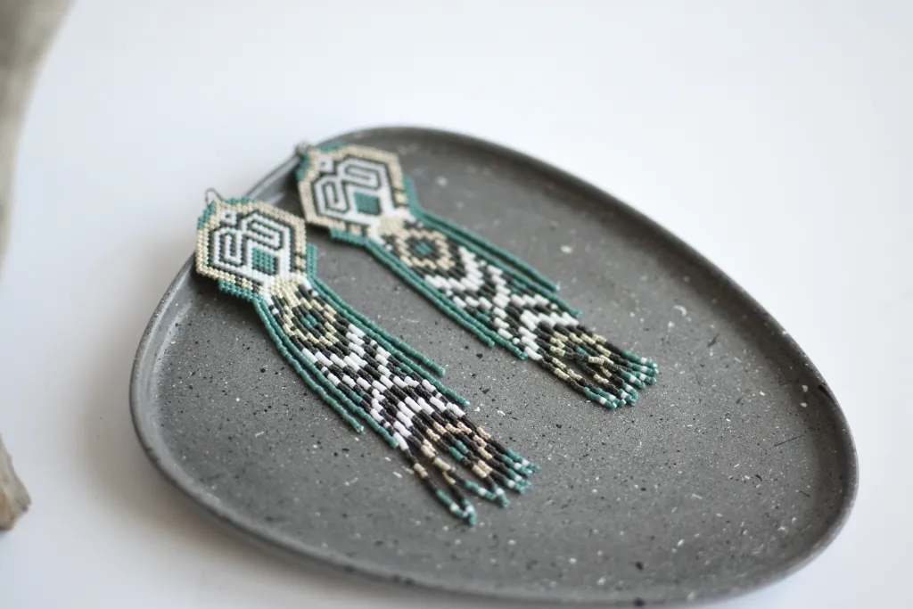 Длинные серьги из бисера с бахромой