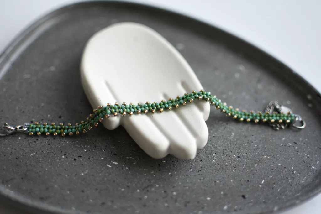 Бирюзовый браслет из бисера