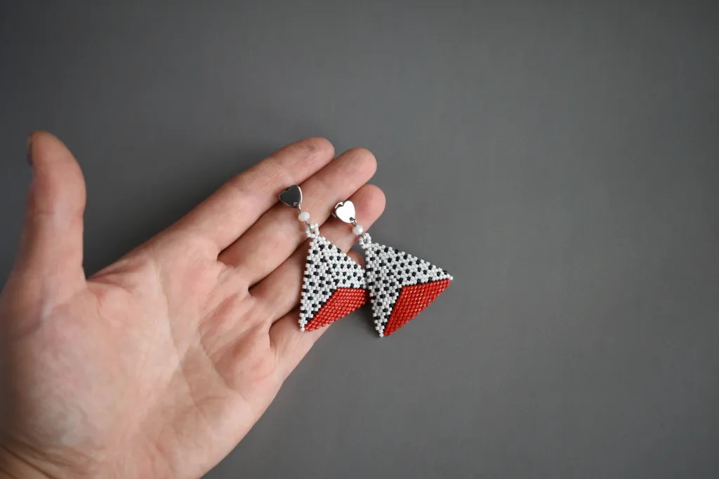 Треугольные серьги из бисера в горошек