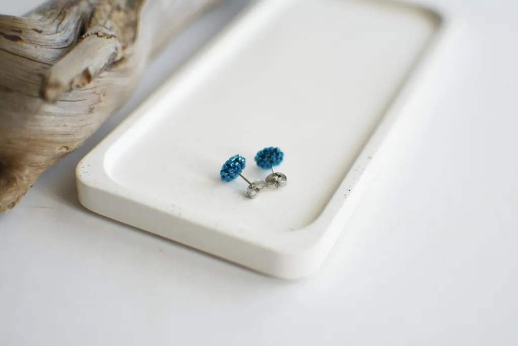 Голубые серьги-гвоздики из бисера