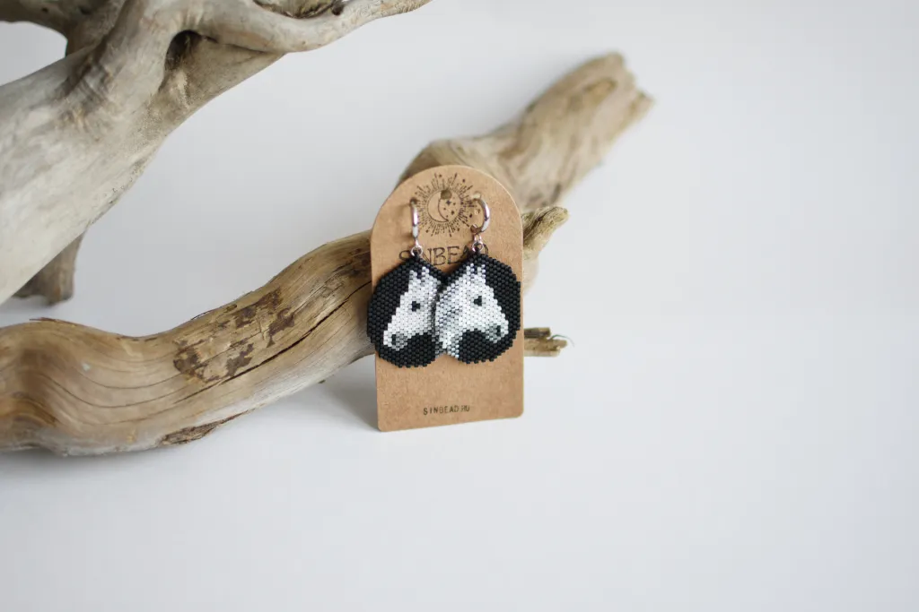 Серьги с белой лошадью из бисера