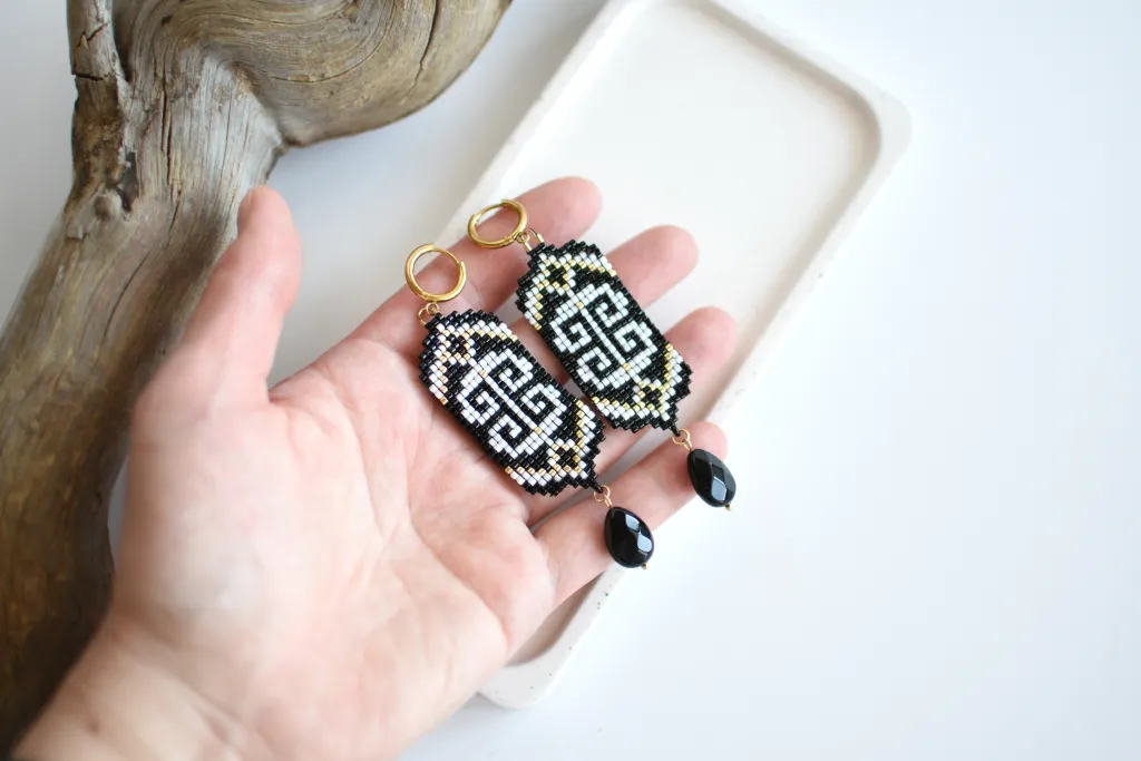 Чёрно-белые серьги с орнаментом