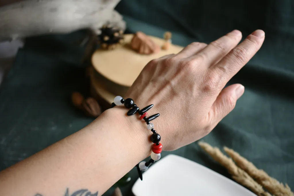 Браслет с халцедоном, обсидианом и кораллом