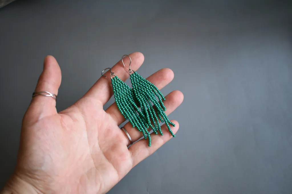Зелёные серьги из бисера с бахромой