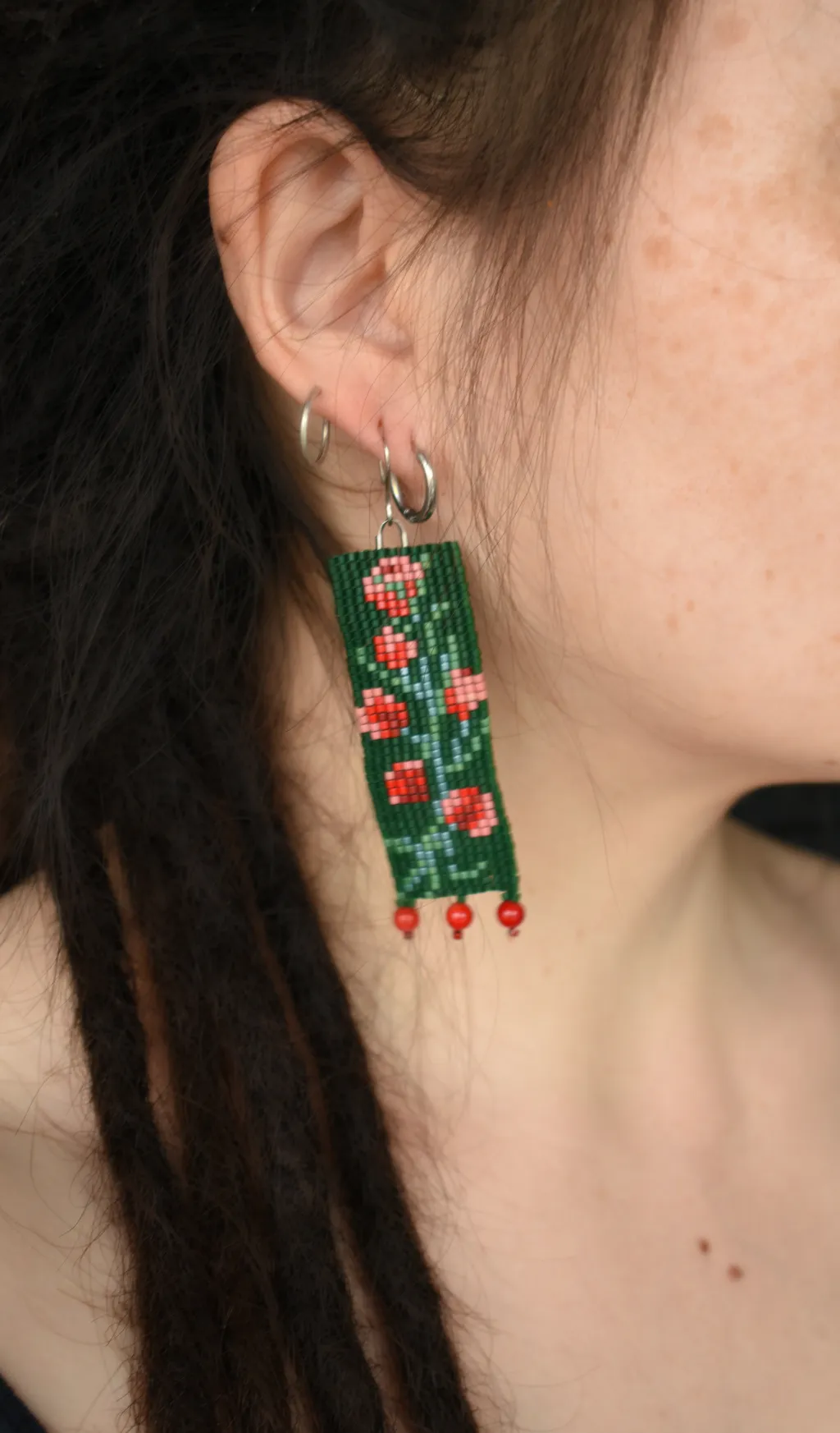 Серьги из бисера с красными цветами
