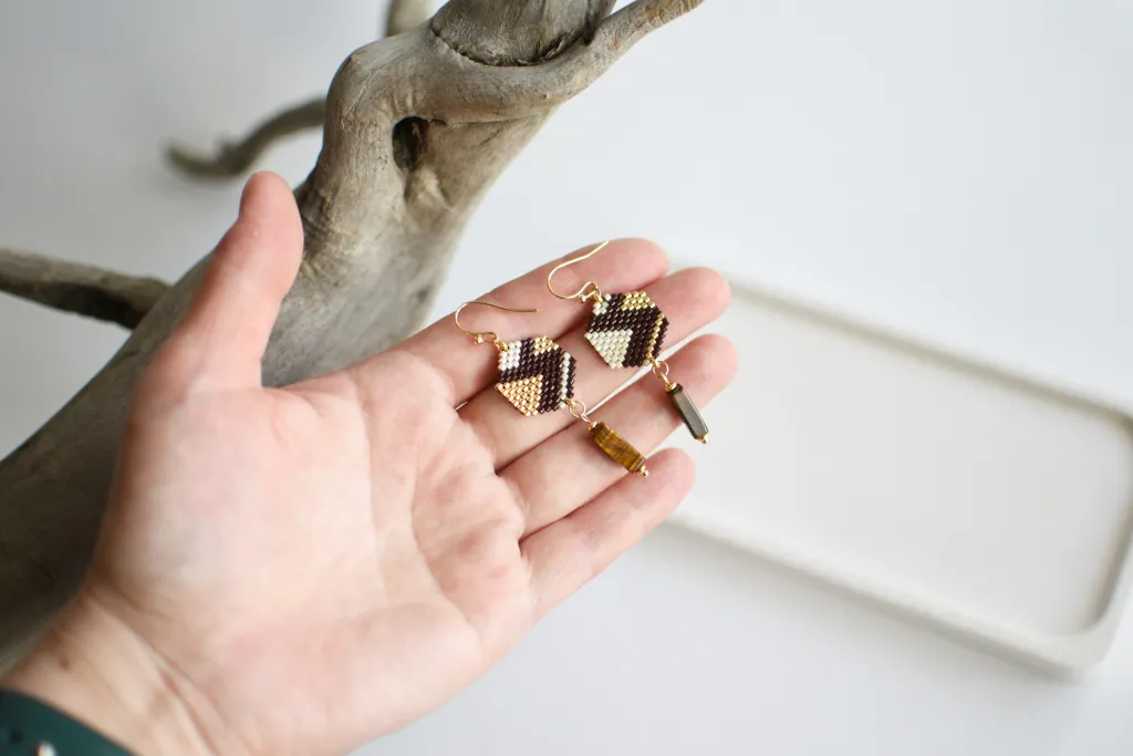 Серьги из бисера с тигровым глазом