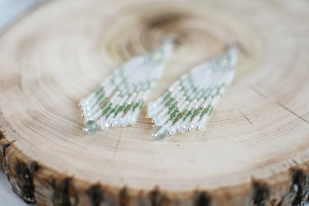 Зелёные серьги из бисера с бахромой