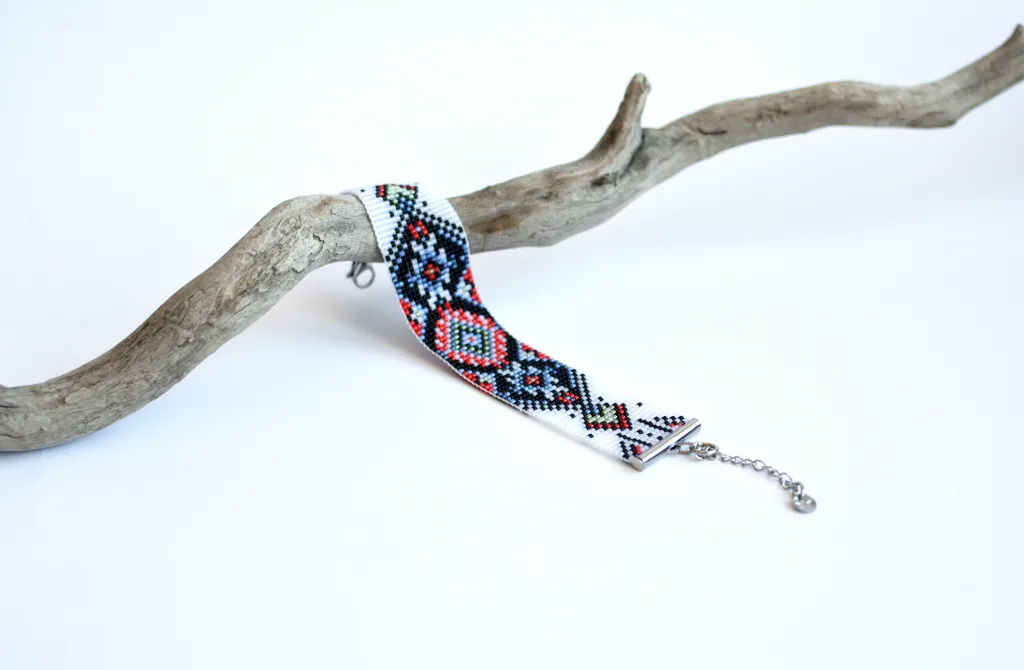 Широкий браслет из бисера в этно стиле