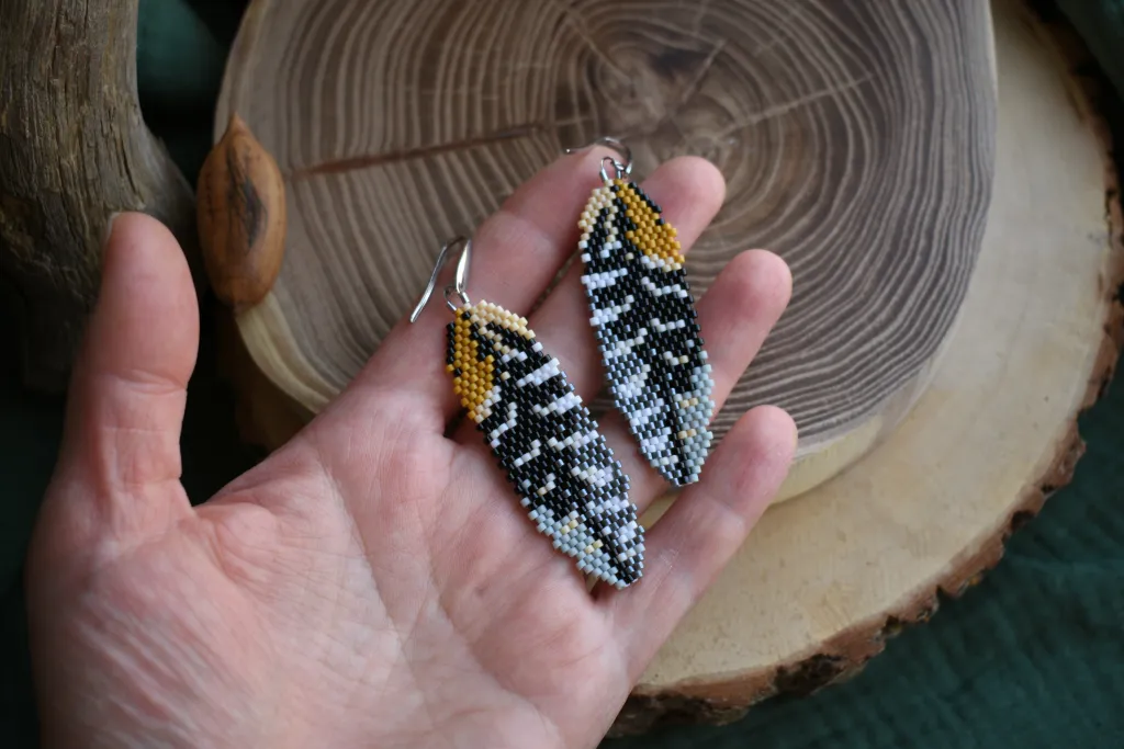 Серьги из бисера "Перо ястреба"