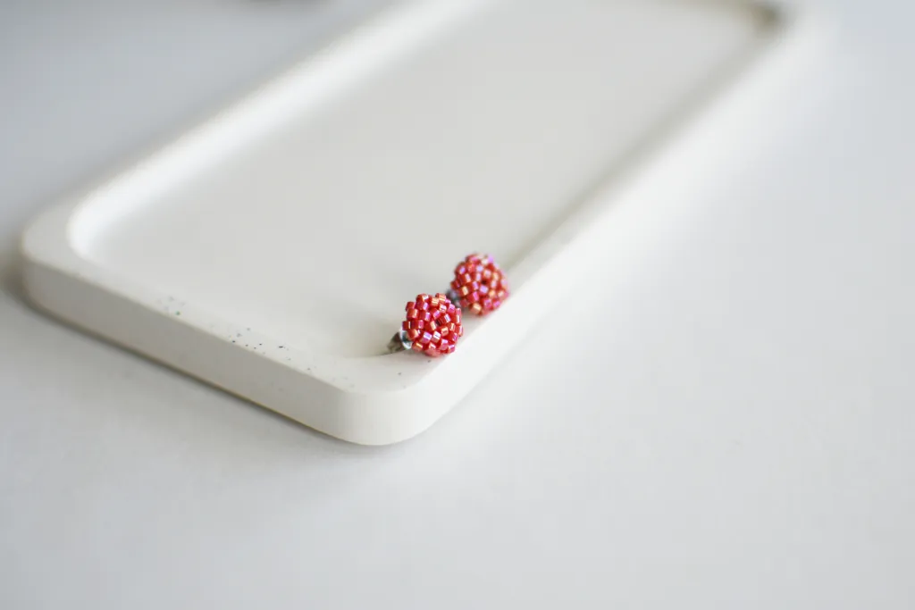 Малиновые серьги-гвоздики из бисера