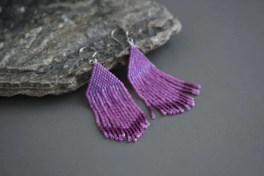 Серьги из бисера с бахромой цвета фуксия