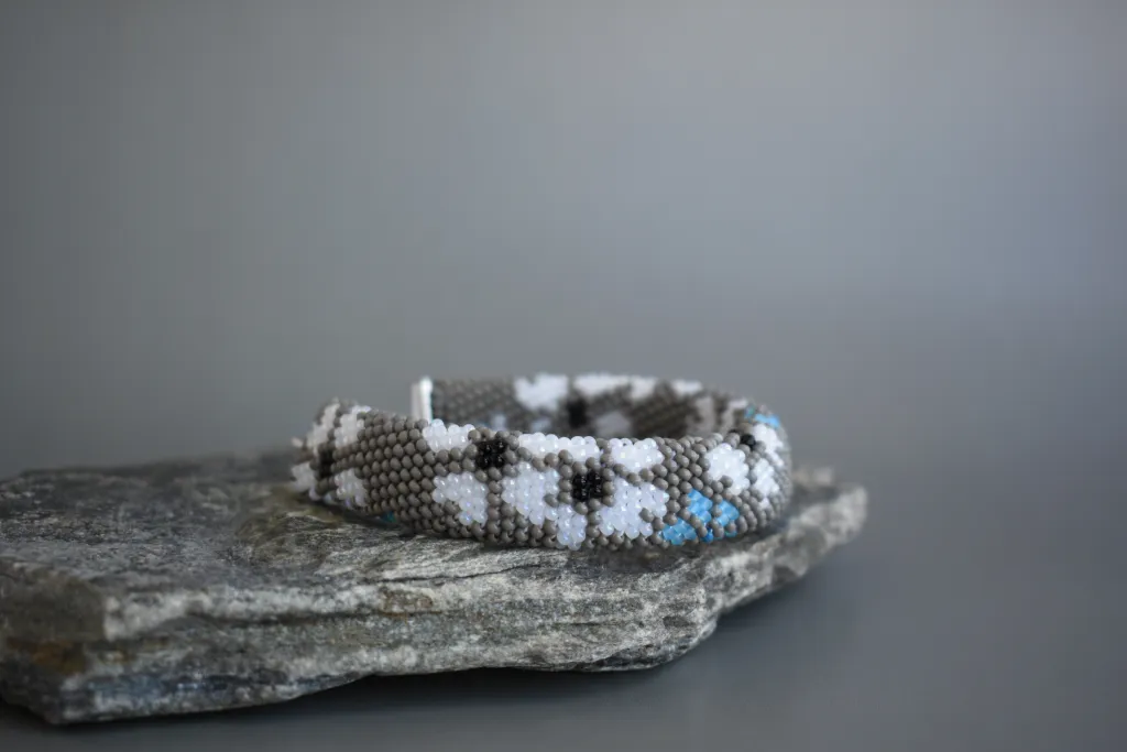 Серый браслет из бисера с цветочным рисунком