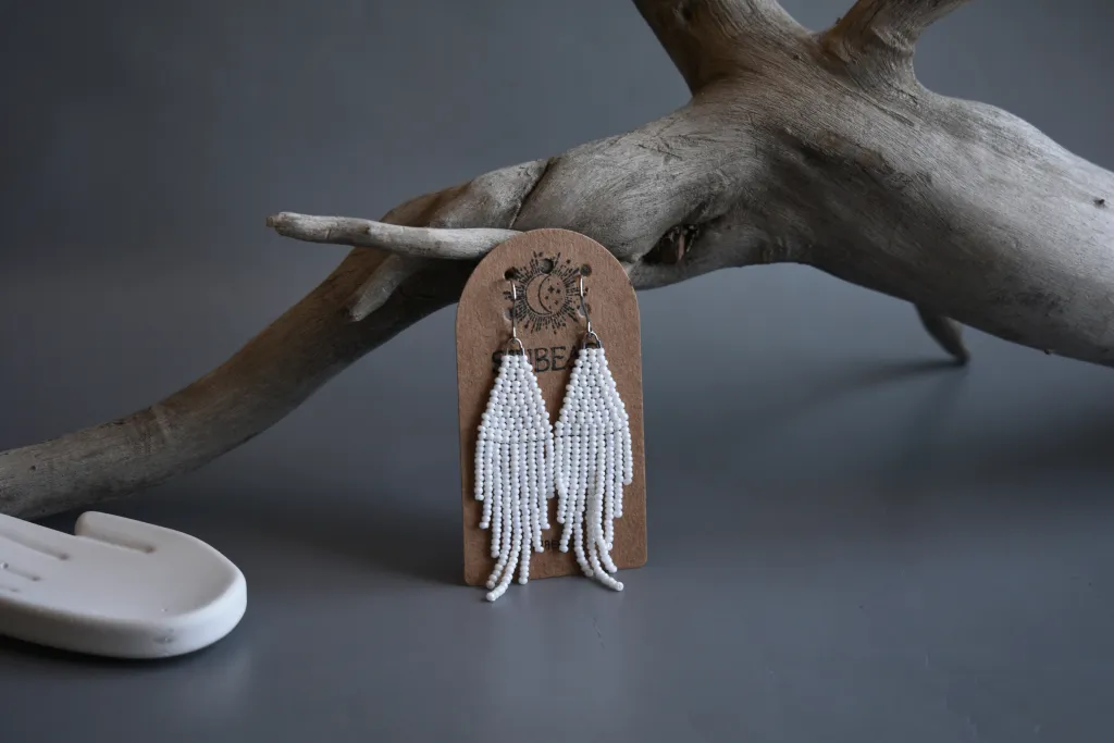 Белые серьги из бисера с бахромой