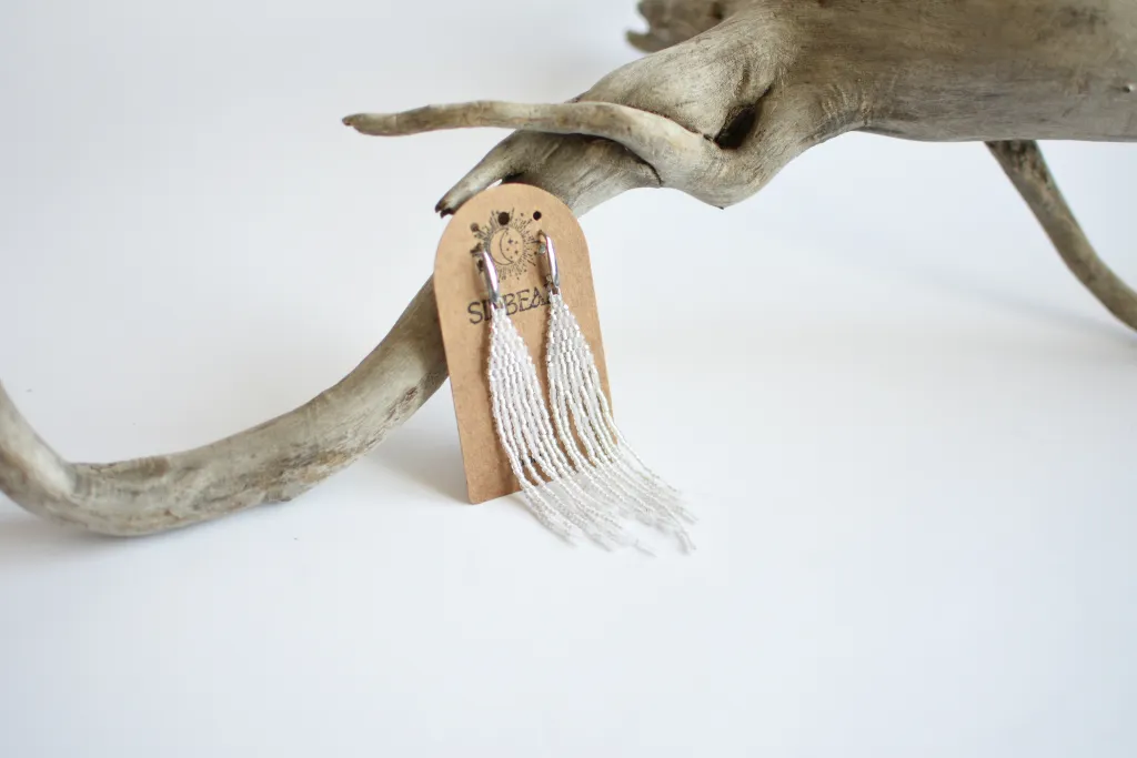 Белые серьги из бисера