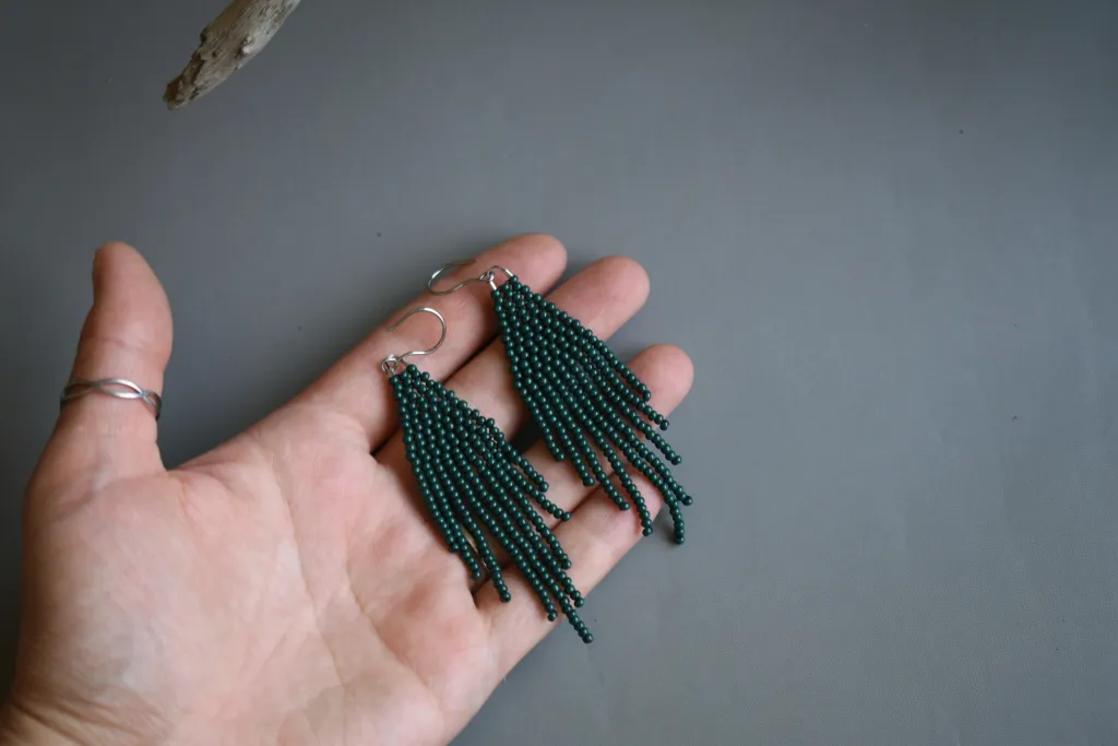 Тёмно-зеленые серьги из бисера с бахромой